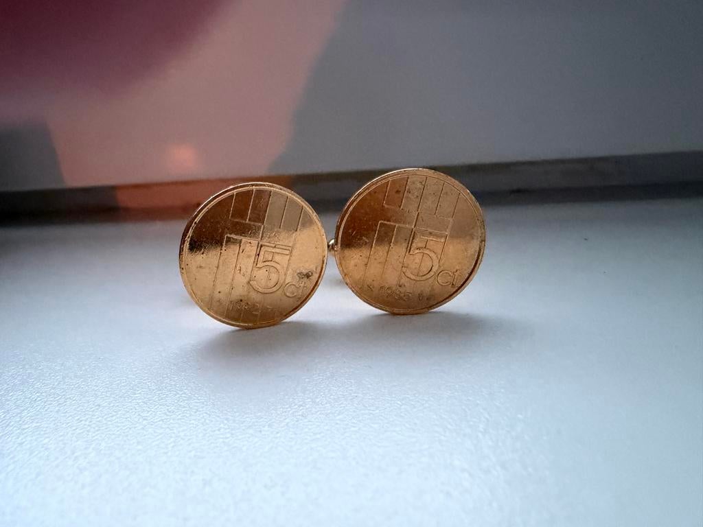 Manchetknopen van vergulde Nederlandse 5 cent munten, Ophalen of Verzenden, Gebruikt, Overige materialen, Verguld