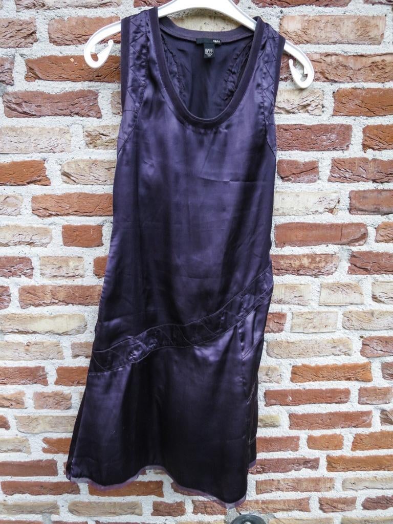stijlvol aubergine paarse jurk H&M satijn look XS, H&M, Paars, Ophalen of Verzenden, Zo goed als nieuw