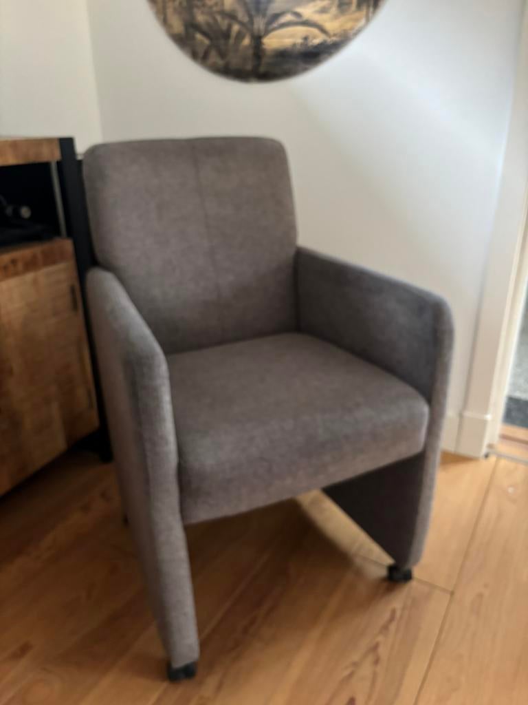 Comfortabele grijze fauteuil met armleuningen. Verrijdbaar., Ophalen, Minder dan 75 cm, Zo goed als nieuw, Stof
