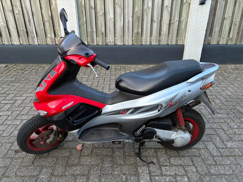Gilera Runner met lichte schade, Ophalen, Zo goed als nieuw, Benzine, Zip