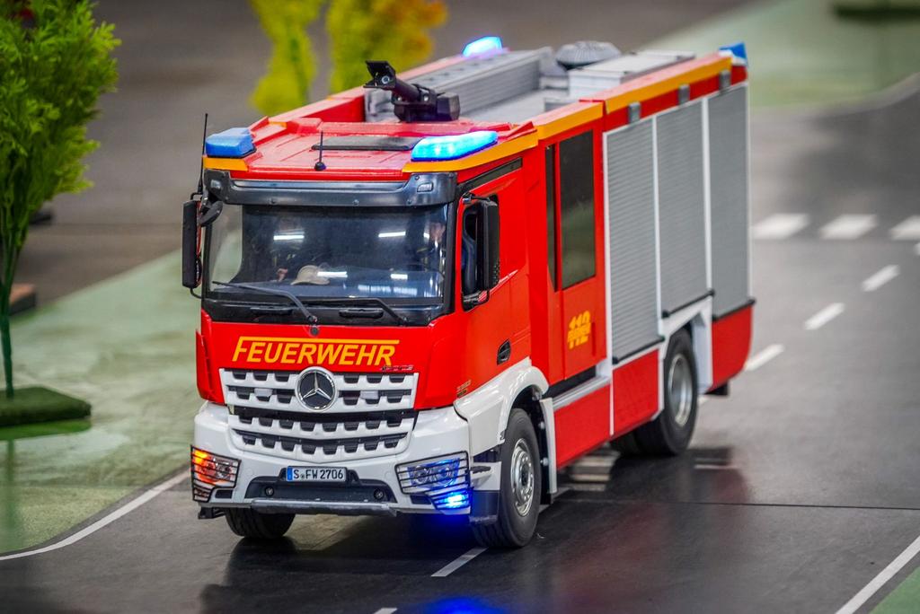 Rc 1/14brandweer auto met werkende spuit, Hobby en Vrije tijd, Modelbouw | Radiografisch | Auto's, Elektro, Schaal 1:14, Ophalen of Verzenden