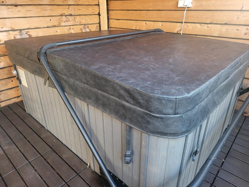 Jaccuzi Met Jets en Surroud System, Ophalen, Zo goed als nieuw