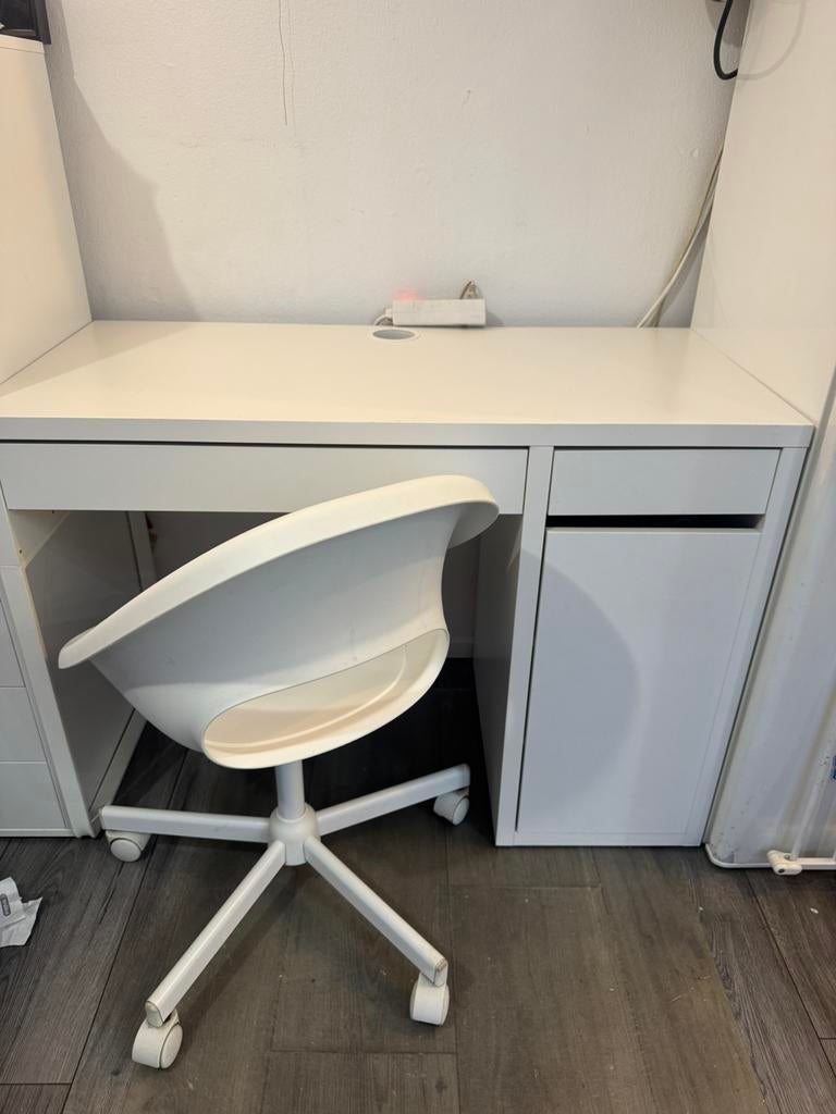Ikea bureau met bureaustoel, Ophalen, Zo goed als nieuw