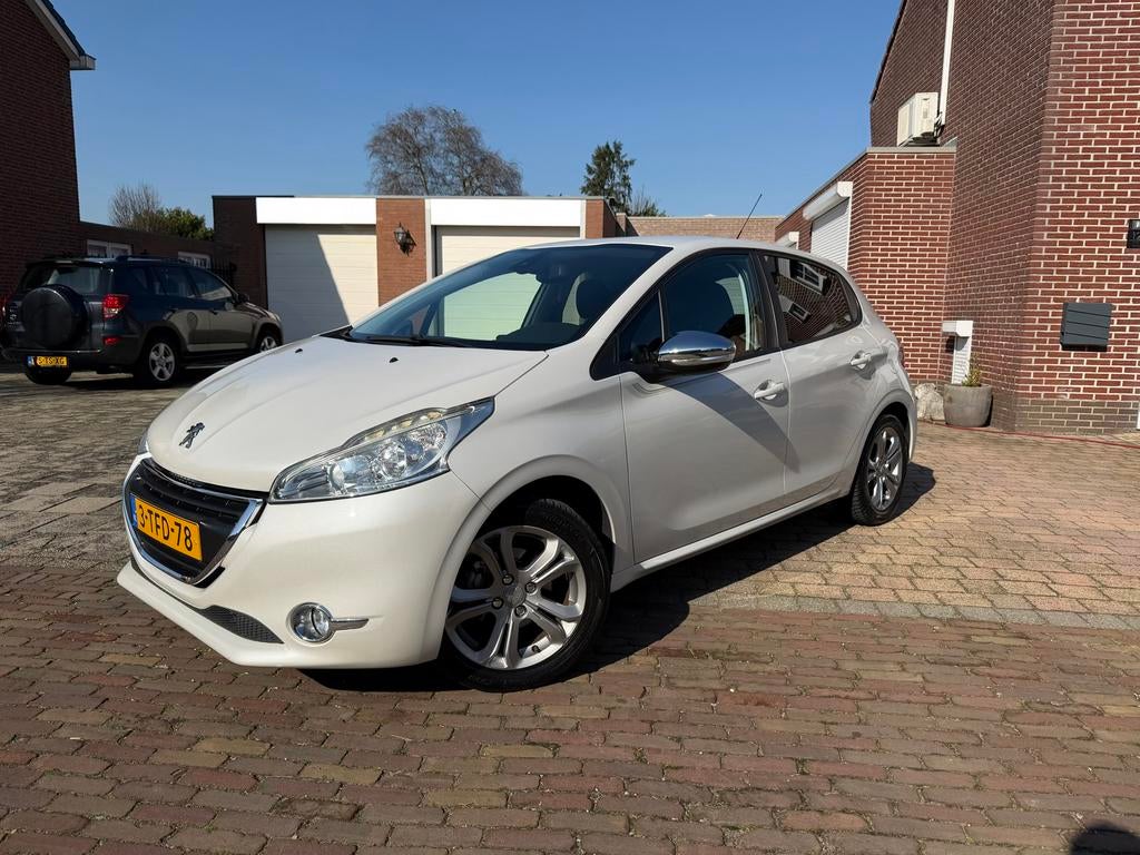 Peugeot 208 1.2 VTI 60KW/82PK 5-D 2014 Wit APK 27-2-2027, Voorwielaandrijving, Euro 5, Stof, 31 €/maand