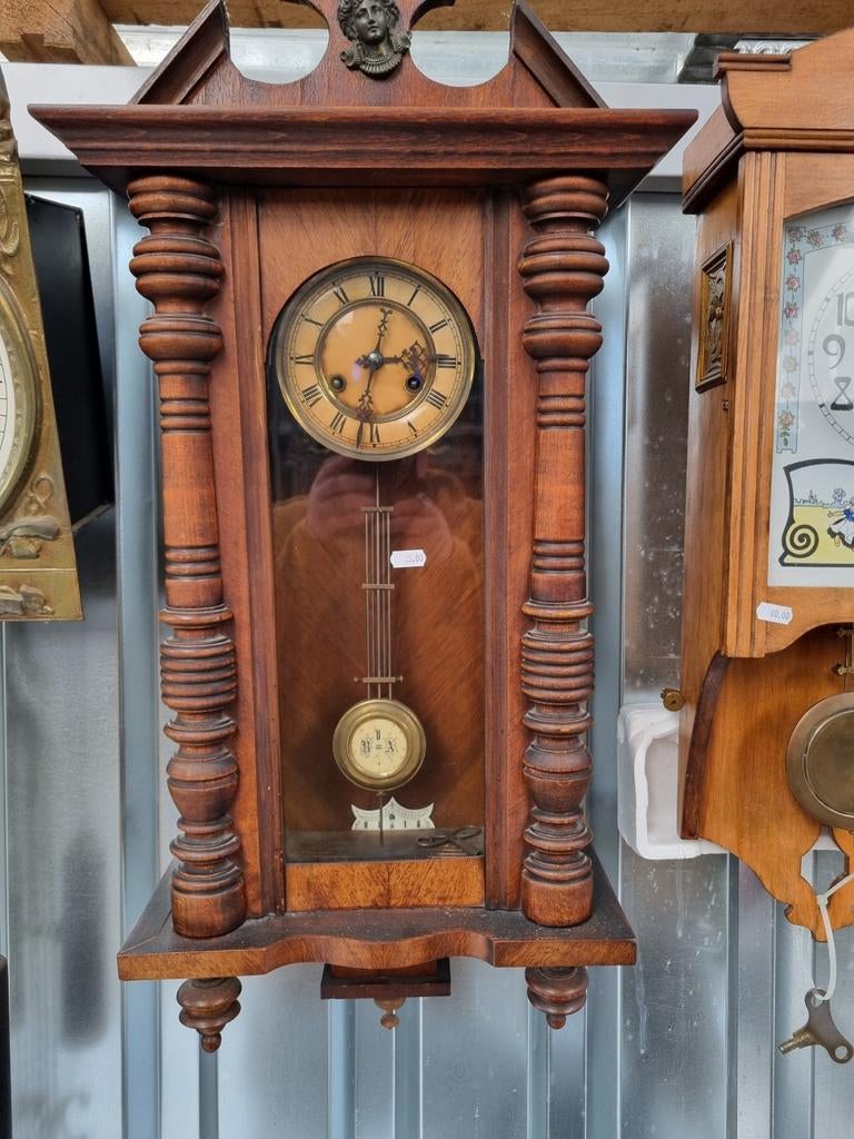 Houten wandklok met slinger, Ophalen