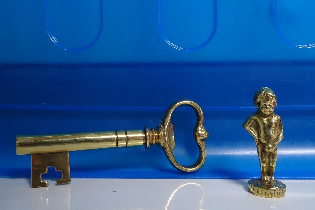 2 stuks vintage koperwerk, manneke pis & flesopener 5 euro !, Antiek en Kunst, Ophalen, Koper
