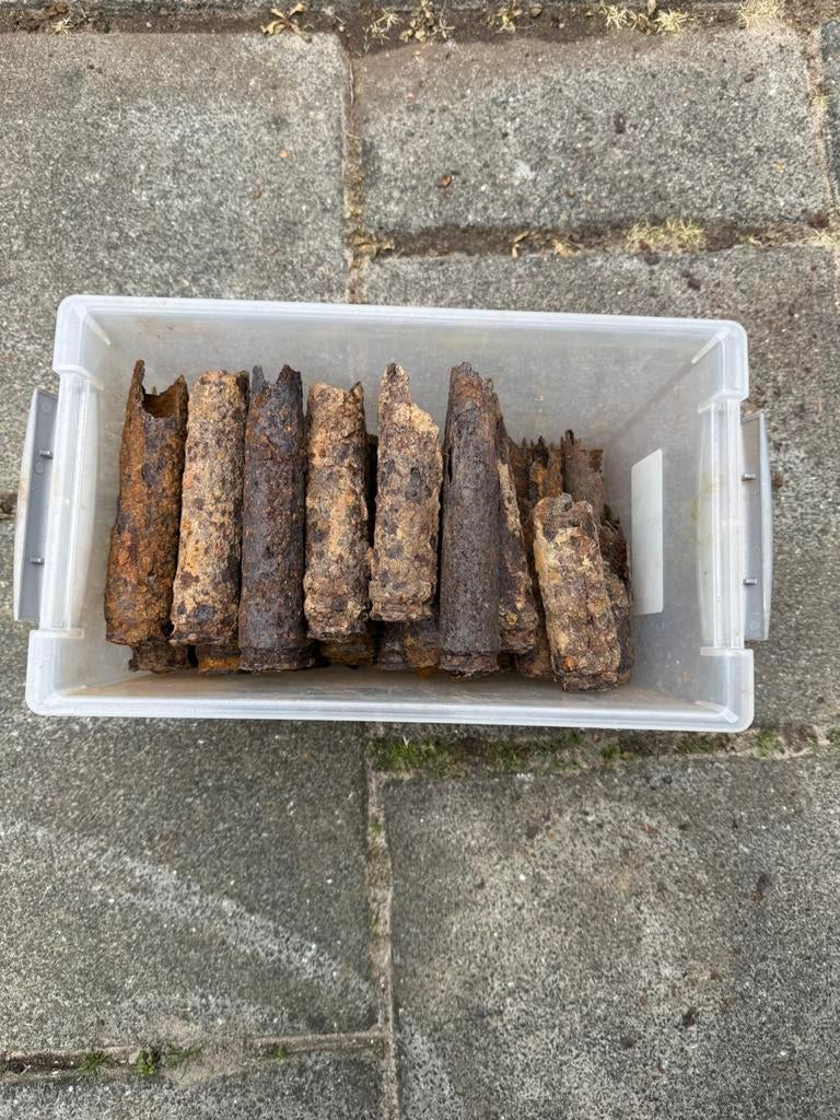 33x Duitse 2CM FlaK Bodemvondst hulzen IJzer WW2, Verzamelen, Ophalen of Verzenden, Landmacht, Duitsland, Hulzen of Bodemvondsten