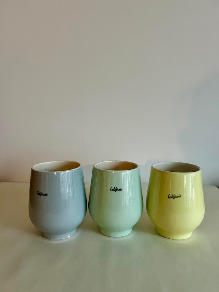 3 vintage P. Regout bekers , opdruk California in  pastel, Ophalen of Verzenden, Gebruikt, Effen, Kop(pen) en/of Schotel(s)
