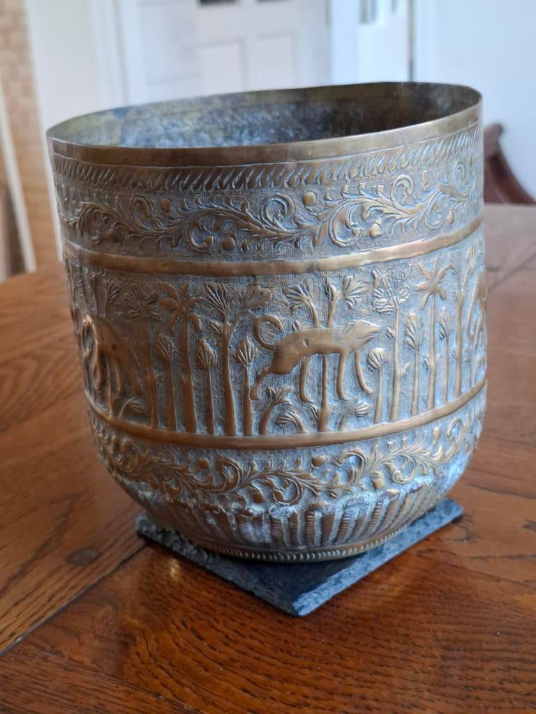 Antieke bronzen plantenpot met reliëf van olifanten, Ophalen of Verzenden