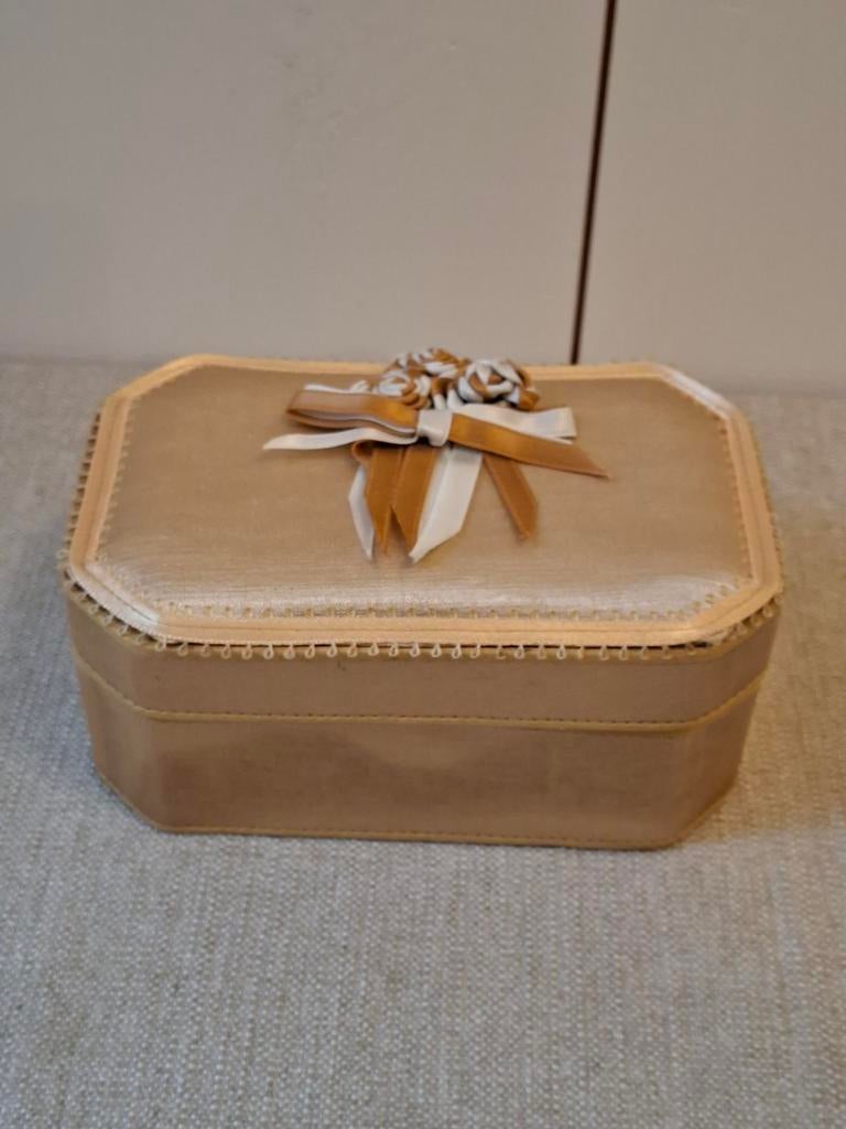 Goudkleurige sieradendoos met versiering, Minder dan 50 cm, Gebruikt, Overige materialen, Minder dan 50 cm