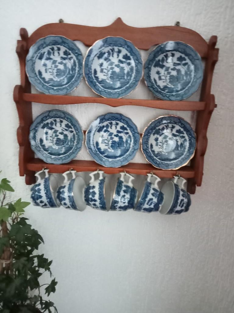 Ouderwets houten rekje met servies, Antiek en Kunst, Antiek | Servies compleet, Ophalen of Verzenden