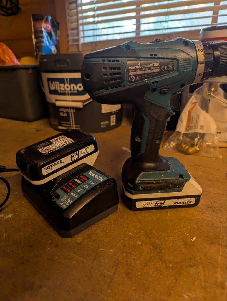 Makita DF457D Boormachine met 2 accu's en oplader, Gebruikt, Variabele snelheid, Ophalen of Verzenden, Boor- en Schroefmachine