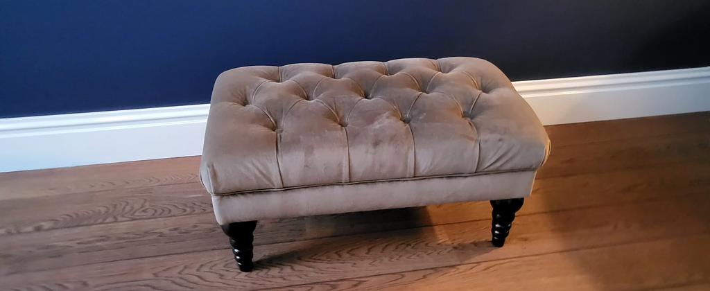 Taupe gecapitonneerd velours/velvet hocker, Ophalen, Zo goed als nieuw, Rechthoekig