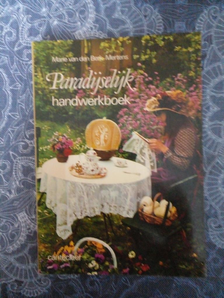 Paradijselijk handwerkboek - Marie van den Berghe-Martens, Ophalen of Verzenden