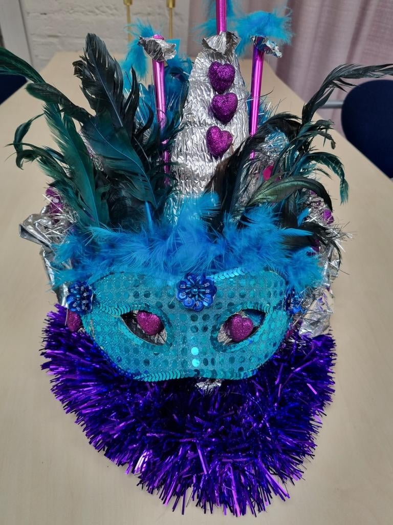 Carnavalshoed met veren en pailletten, Ophalen of Verzenden, Zo goed als nieuw