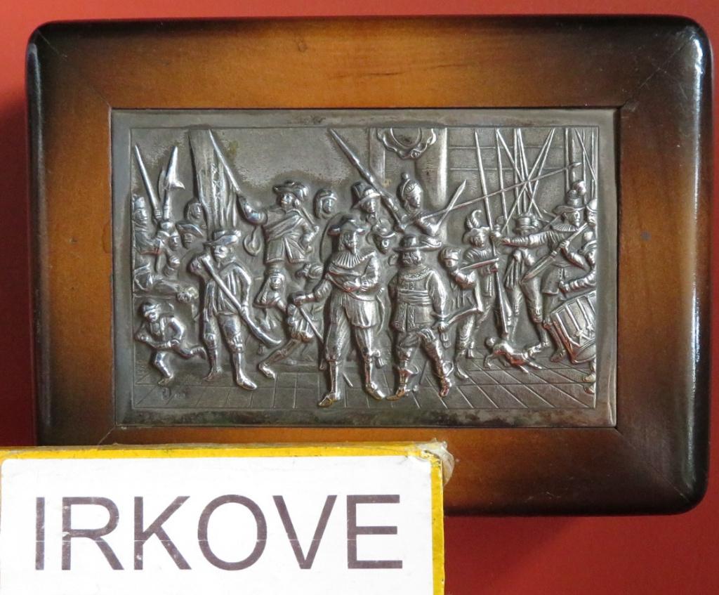 HOUTEN DOOSJE MET VERZILVERD PLAATJE * Schutters Gilde *, Antiek en Kunst, Verzenden