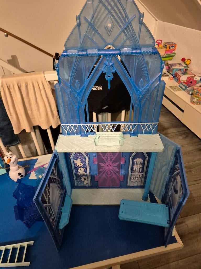 Frozen IJspaleis met accessoires, Ophalen of Verzenden, Zo goed als nieuw, Poppenhuis