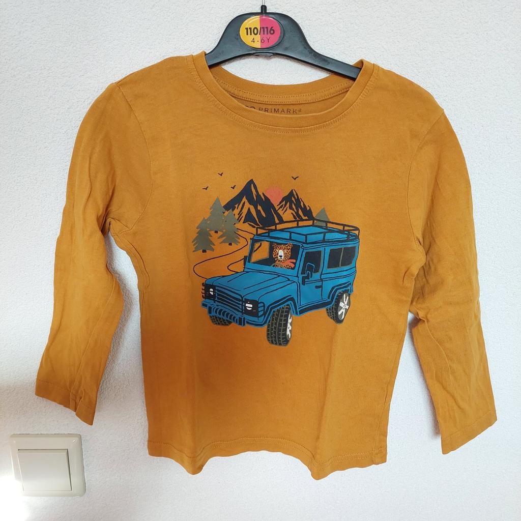 T-shirt mosterdgeel maat 110 print auto longsleeve lente, Ophalen of Verzenden, Zo goed als nieuw, Shirt of Longsleeve, Primark
