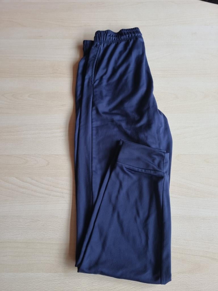 Donkerblauwe sportbroek, Ophalen