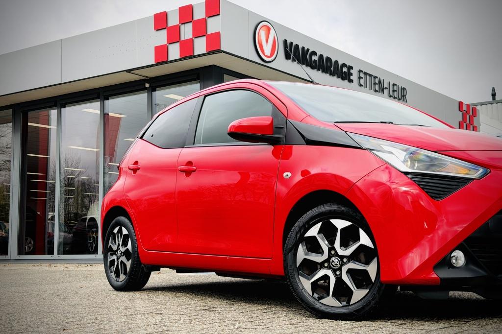 Toyota Aygo 1.0 VVT-i x-first | CAMERA | CARPLAY + ANDROID, 12 maanden, Stof, Gebruikt, Euro 6