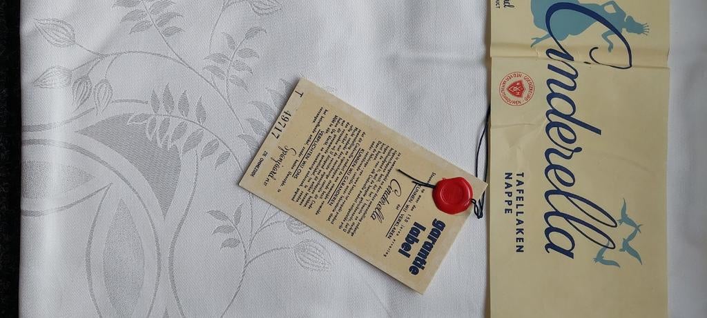 Vintage tafellaken/kleed, CINDERELLA, Huis en Inrichting, Keuken | Servies, Nieuw, Ophalen of Verzenden, Bord(en), Overige stijlen