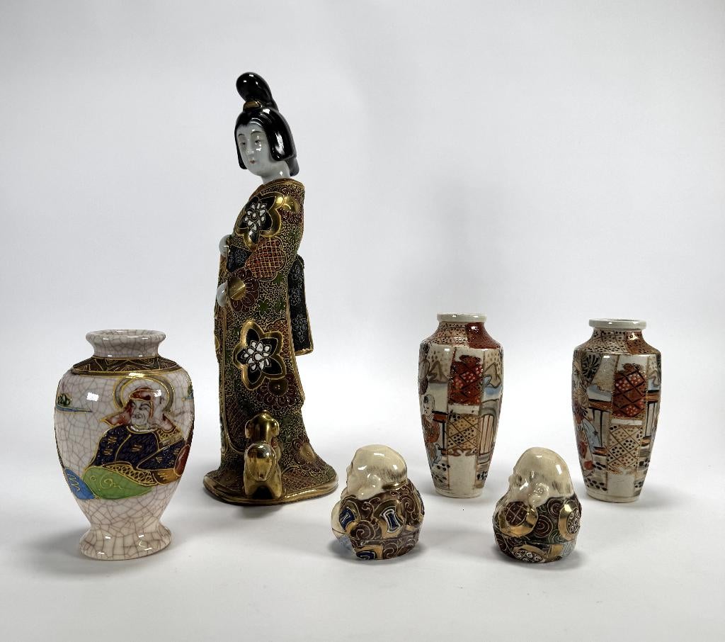 732. Lot Satsuma - beelden en vazen, Japan, 20e eeuw, Ophalen of Verzenden