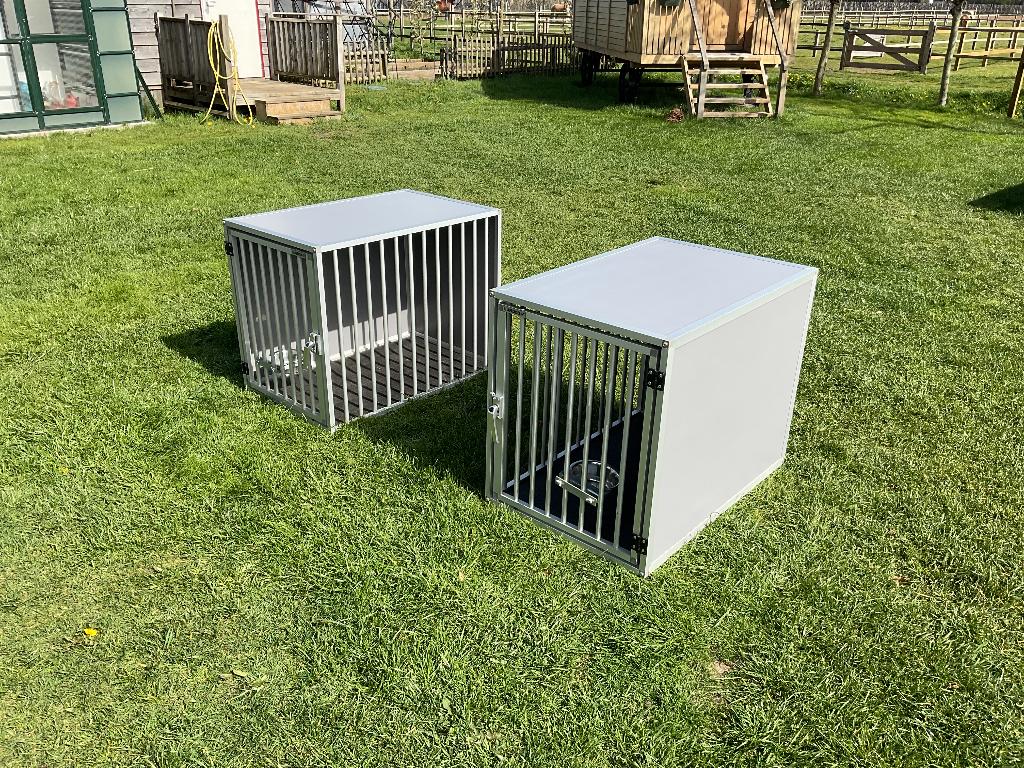 Hundos bench m links en rechts draaiend 2x, Ophalen, Zo goed als nieuw