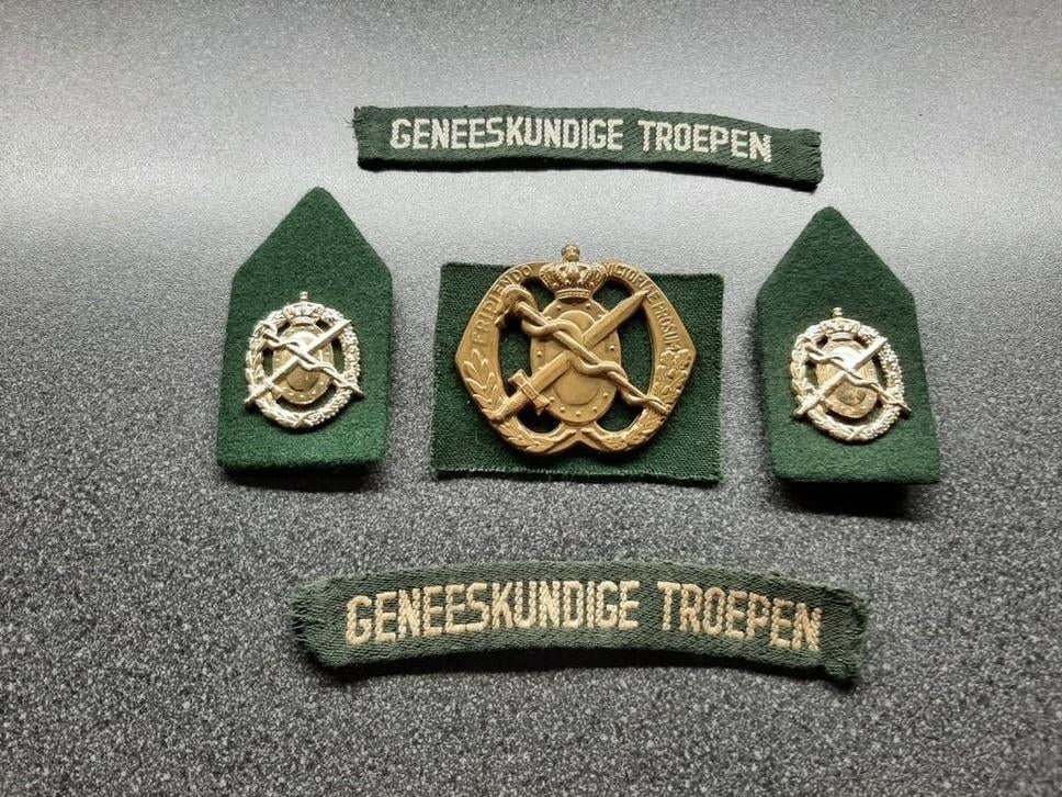 Geneeskundige  Troepen  - straatnamen en emblemen  KL., Ophalen of Verzenden, Landmacht, Nederland, Embleem of Badge