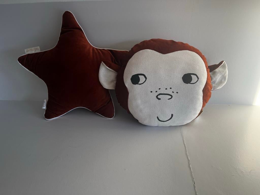 Twee kussens van Nobodinoz. Aap en ster, Ophalen, Zo goed als nieuw, Bruin, Overige vormen