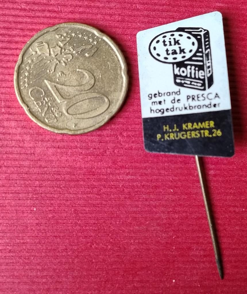 leuk oud speldje van TIKTAK koffie winkel van H.J. Kramer, Verzamelen, Ophalen of Verzenden, Gebruikt, Merk, Speldje of Pin