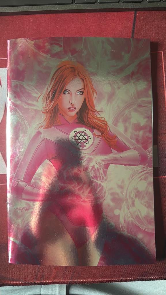 Invincible #1 mike mayhew exclusive foil virgin, Eén comic, Ophalen of Verzenden, Zo goed als nieuw, Amerika