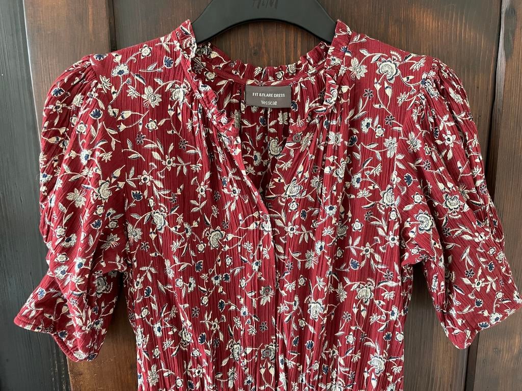 Donkerrode jurk met bloemmotief van c&a maat 36, Kleding | Dames, Jurken, Ophalen of Verzenden, Zo goed als nieuw, Maat 36 (S)