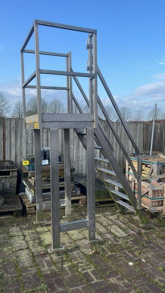 RVS Trap met Bordes, Ophalen