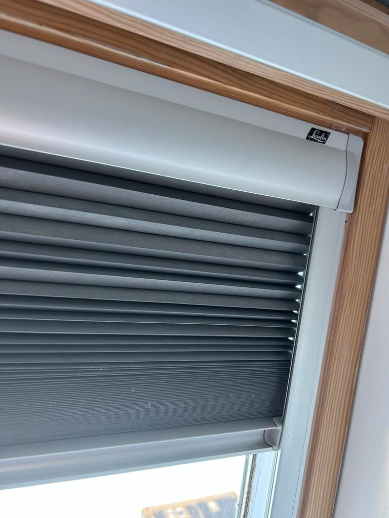 Plissé gordijn Luxaflex donkergrijs, Huis en Inrichting, Stoffering | Gordijnen en Lamellen, Ophalen, Gebruikt, 100 tot 150 cm