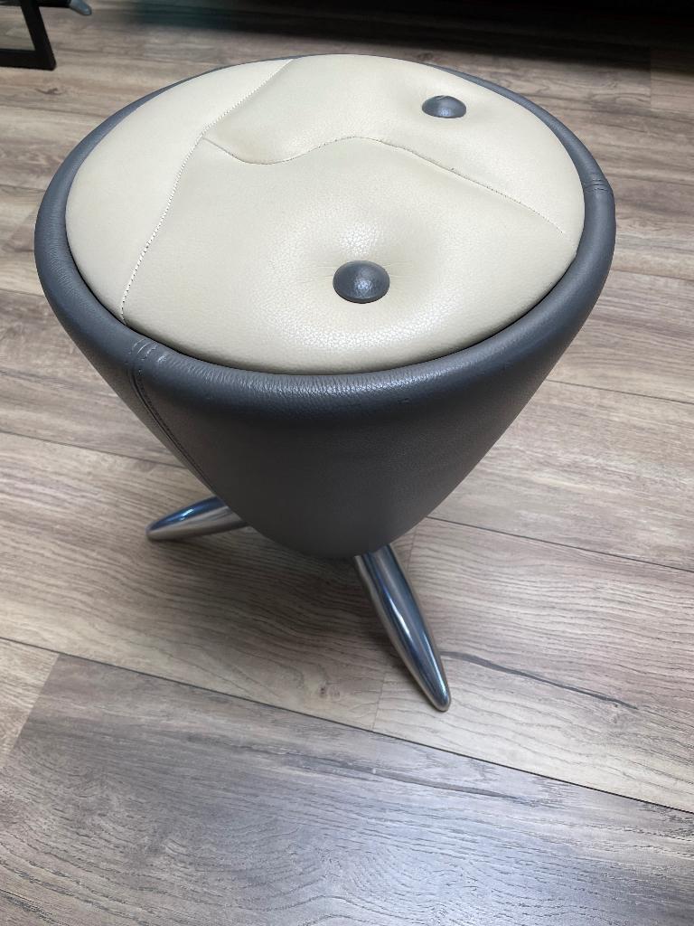 LEOLUX opberg pouf Tam Tam, Huis en Inrichting, Woonaccessoires | Overige, Ophalen, Leer, Zo goed als nieuw, Modern