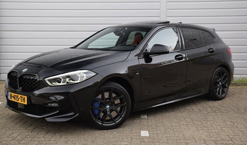 BMW 1-serie 118i High Executive Edition*1e eig*M-Pakket*Pano, Gebruikt, Zwart, 3 cilinders, 695 kg