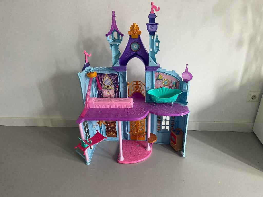 Disney kasteel voor barbies, Ophalen, Zo goed als nieuw, Poppenhuis