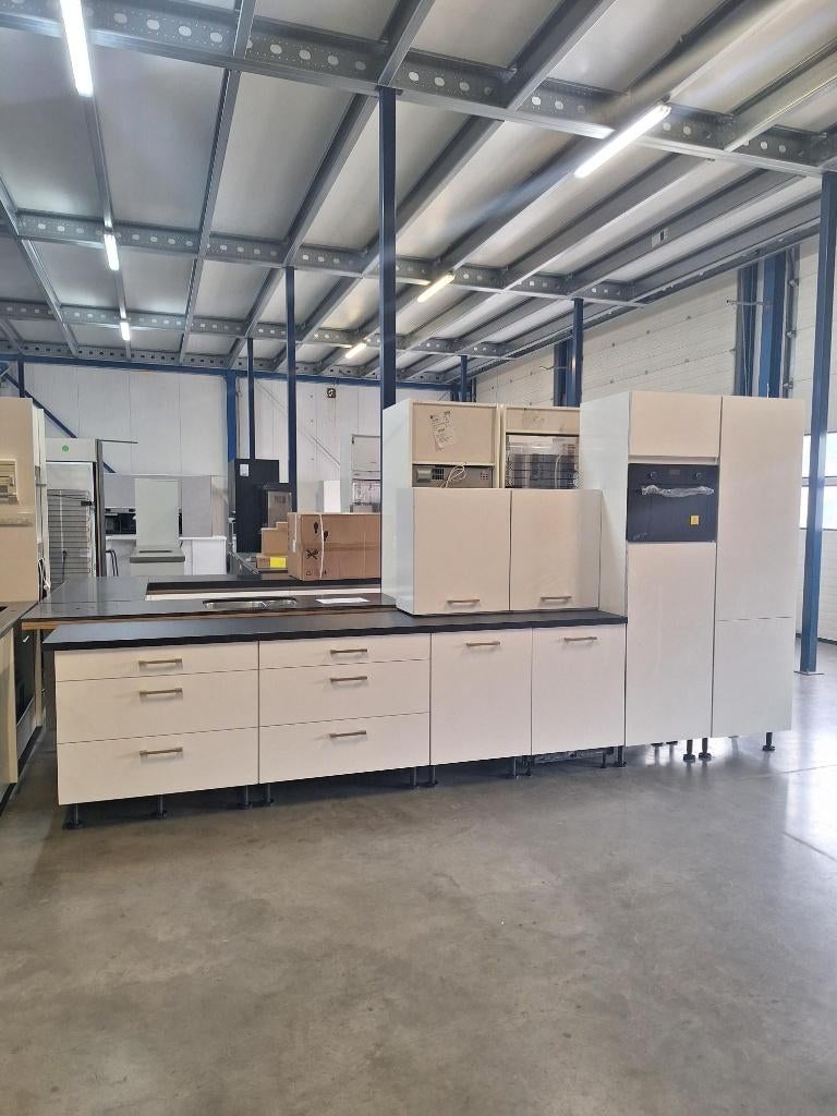 Keuken Compleet met APP 120Keukens op voorraad Nr 2908, Nieuw, Enkelwandige keuken, Ophalen of Verzenden, Met kookeiland
