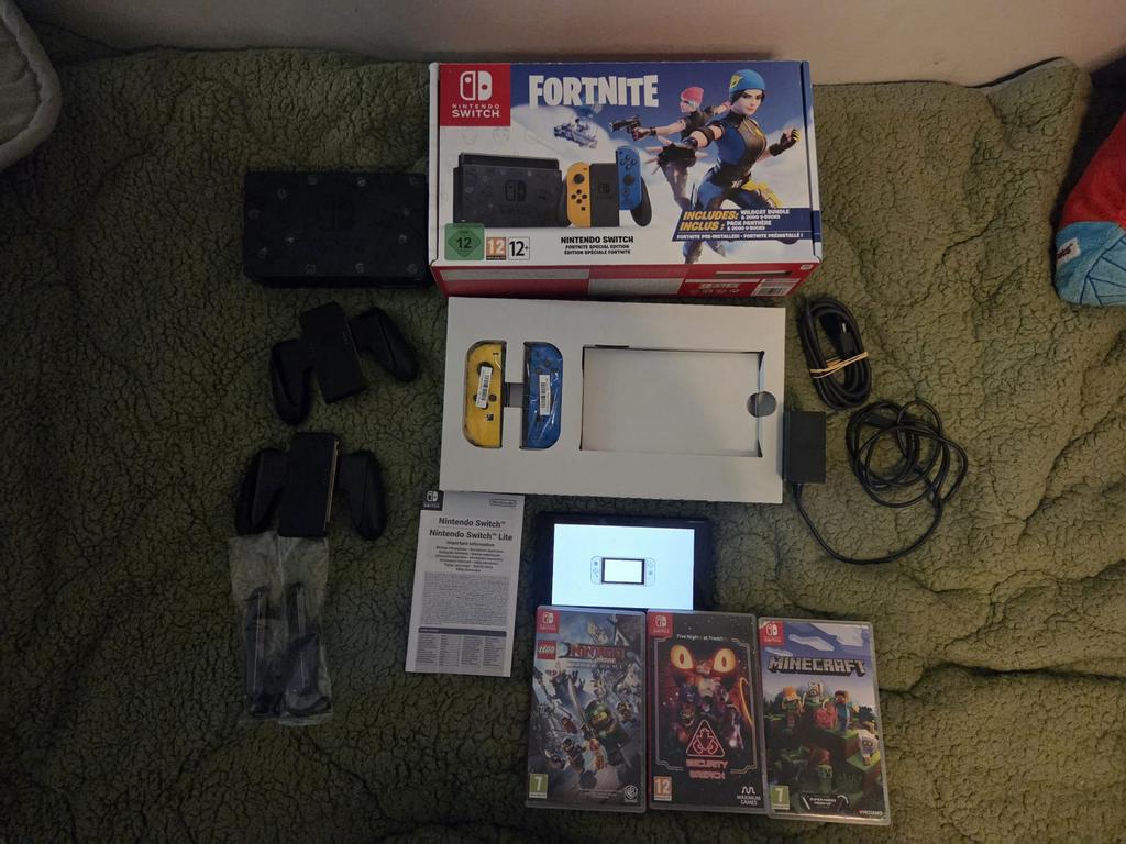 Nintendo switch v2 fortnite edition met games, Spelcomputers en Games, Switch 2019 Upgrade, Met games, Met 2 controllers, Ophalen of Verzenden