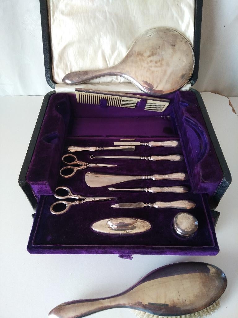 13-delig zilveren nécessaire in zwart leder (reis)koffer, Antiek en Kunst, Ophalen, Zilver