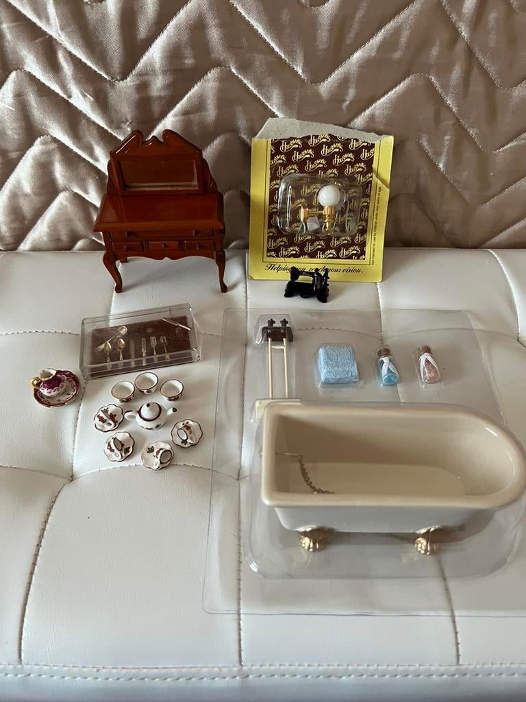 Poppenhuis meubels en toebehoren servies bad lamp tafel, Ophalen, Zo goed als nieuw, Poppenhuis