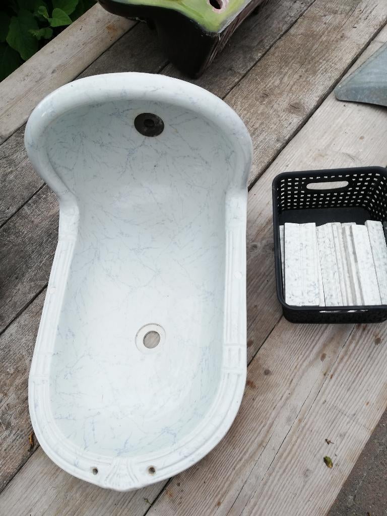 Antiek fonteintje blauw geaderd hoge rug mooie vorm, Ophalen