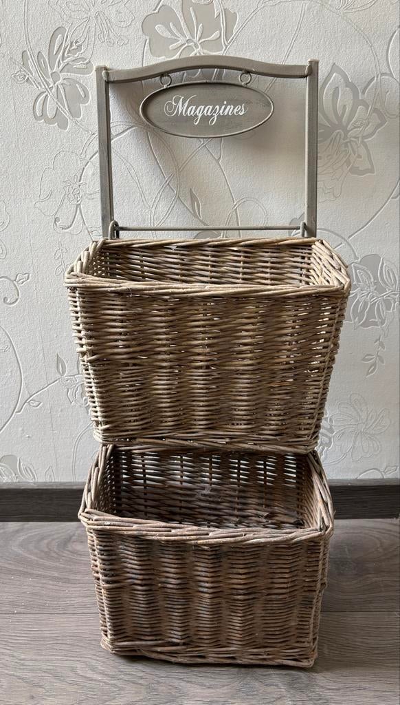 Stijlvol tijdschriftenrek met 2 rieten manden, Huis en Inrichting, Woonaccessoires | Krantenbakken en Lectuurbakken, Gebruikt
