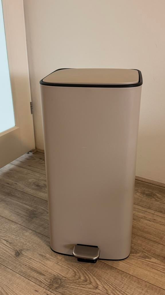 28 liter beige pedaalemmer prullenbak, Ophalen, Zo goed als nieuw, Minder dan 50 cm