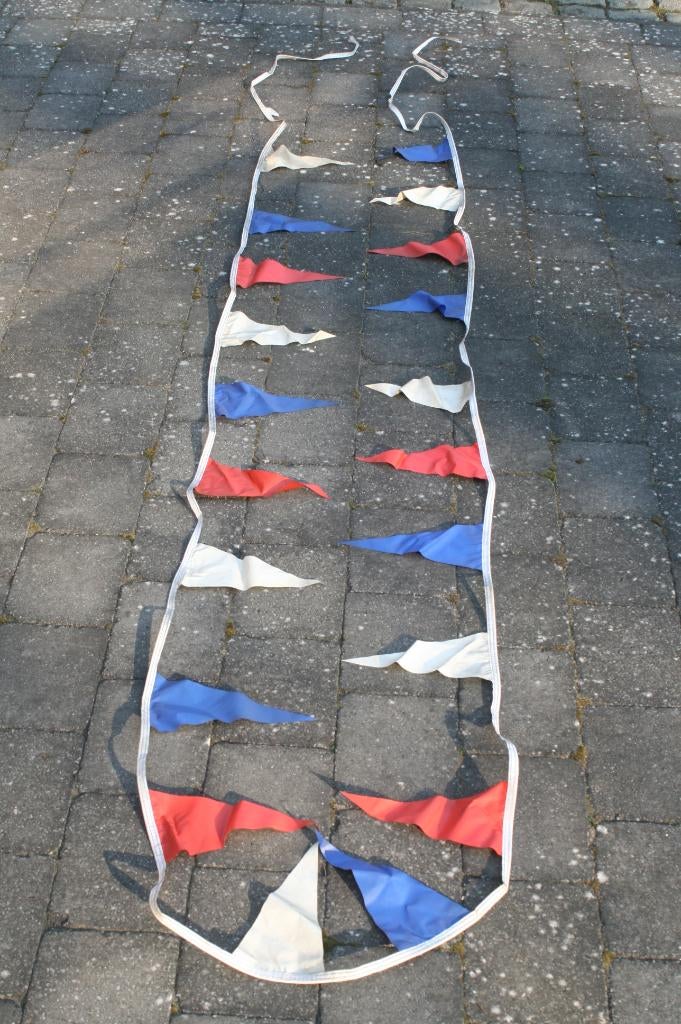 9 meter koord met 20 vlaggetjes van Fina (jaren 70/80), Ophalen of Verzenden, Gebruikt, Gebruiksvoorwerp