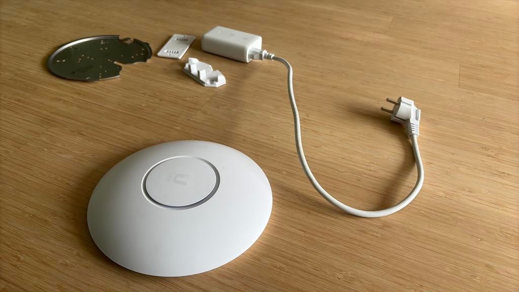 Ubiquiti UniFi 6 Professional (U6-Pro) Access Point, Ophalen of Verzenden, Zo goed als nieuw