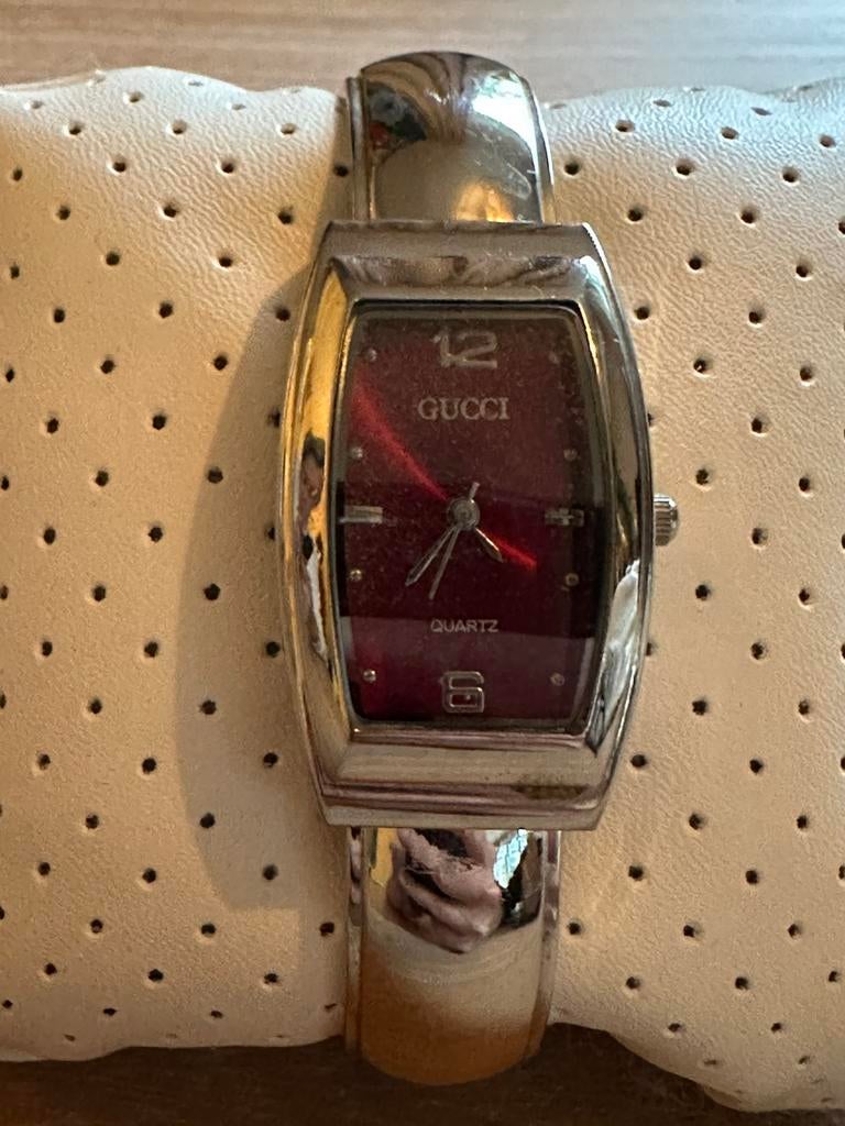Mooi vintage Gucci cuff watch silvertone rectangular case, Overige merken, Polshorloge, Ophalen of Verzenden, Leer