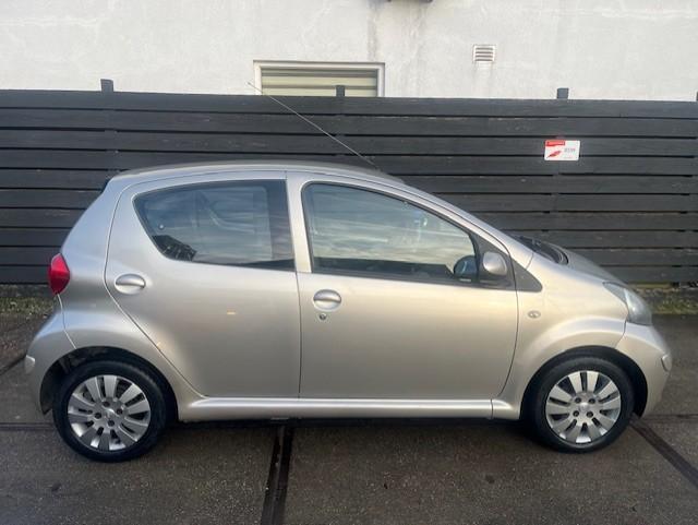 Toyota Aygo 1.0-12V Access AIRCO/5 DEURS/NIEUWE APK!, Voorwielaandrijving, Euro 5, Stof, Gebruikt