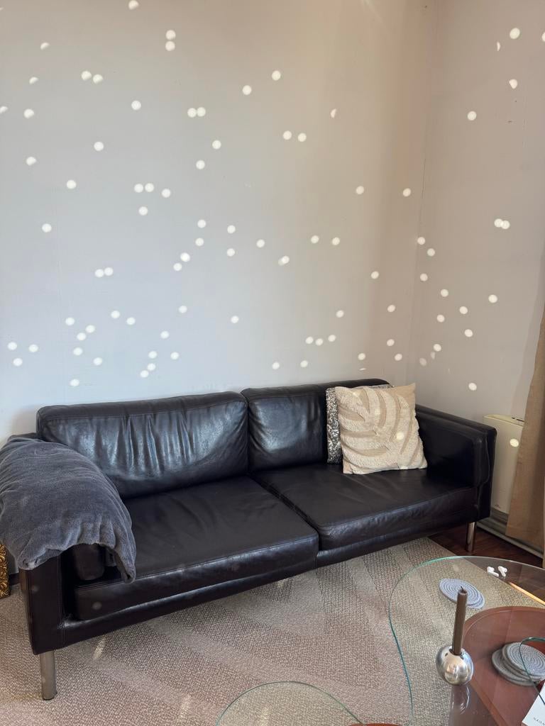 IKEA Säter bank, donkerbruin kunstleer, chrome poten, Huis en Inrichting, Banken | Bankstellen, Gebruikt, Rechte bank, Driepersoons