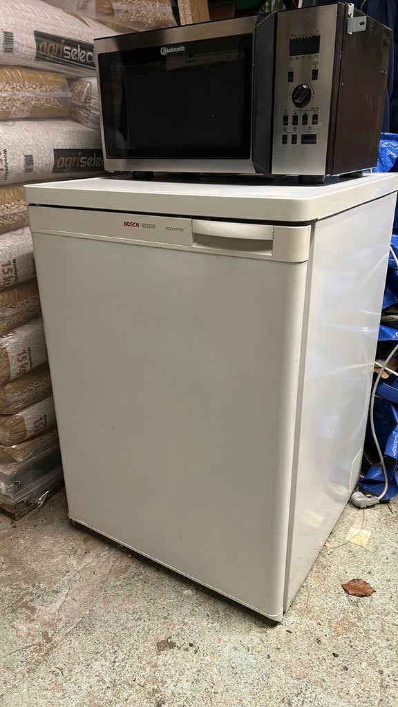 Bosch koelkast en een Inbouw magnetron., Gebruikt, Ophalen, 85 tot 120 cm, Vrijstaand